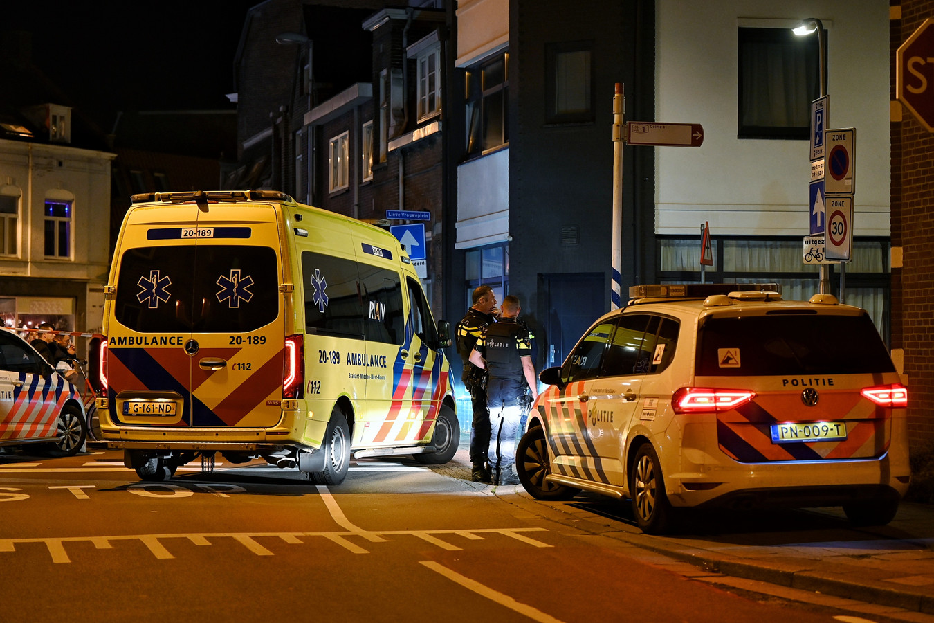 Zwaarbewapend Arrestatieteam Houdt Verwarde Tilburger Aan In Woning Foto Adnl 