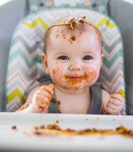 De baby die mee-eet met het gezin: volgens Britse mummy Rebecca kan dat best