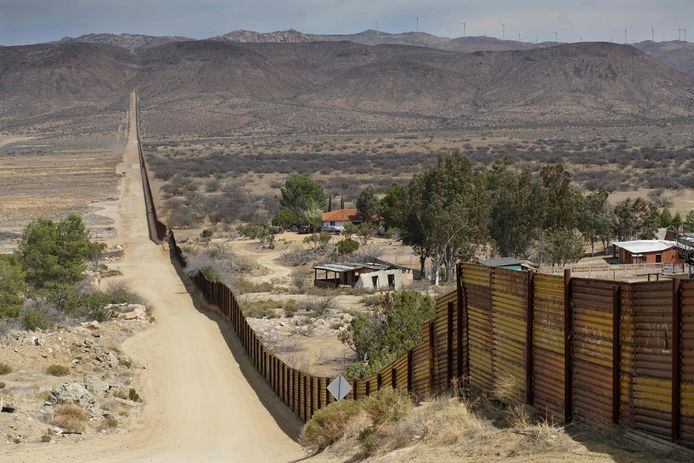 De grens tussen de VS (links) en Mexico.