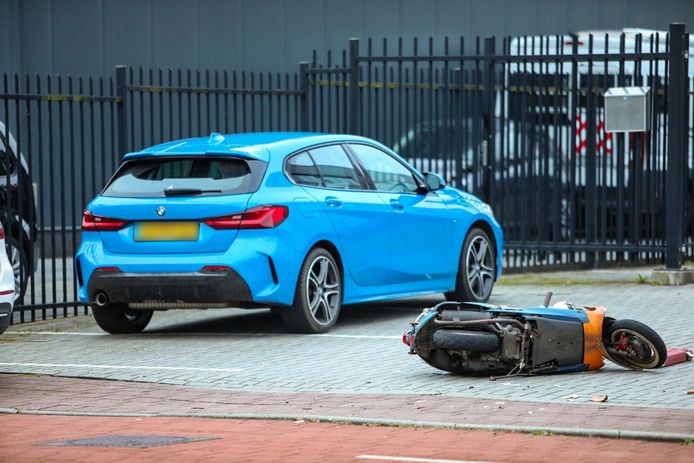 Een scooterrijder is in botsing gekomen met de blauwe BMW op de Stadhoudersmolenweg in Apeldoorn.