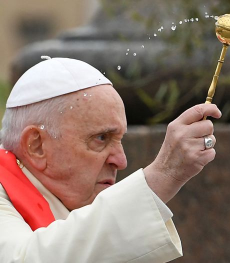 Le pape, à peine sorti de l’hôpital, sur la place Saint-Pierre pour la messe des Rameaux
