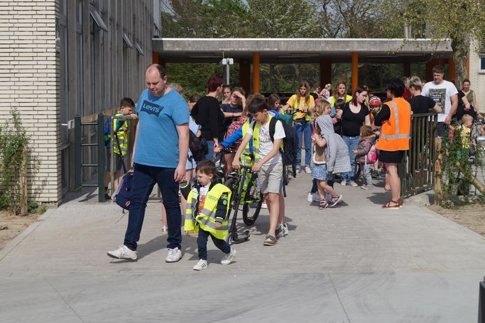 Bedrukte gezichten bij het uitgaan van de school dinsdag