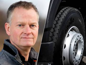 Hoe weet zo’n vrachtwagenchauffeur dat de wielen omhoog kunnen?