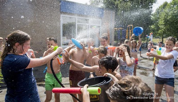 Lekker knoeien met water, dat helpt wel tegen de warmte!