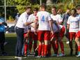 Trainer Leen van Steensel geeft de spelers van Barendrecht instructies. Zaterdag moesten ze gek genoeg verliezen.