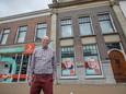 Hans van Rossum van de Historische vereniging Rijswijk voor het monumentale bankgebouw waar nu een bedrijf in kunstgebitten zit.