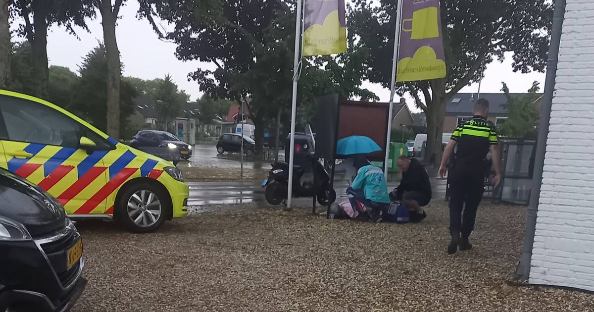 Vierdaagseloopster raakt gewond bij ongeval: omstanders verlenen eerste hulp.