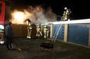 Brand slaat over naar garageboxen Vlijmen.