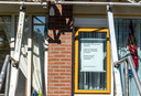 Posters zijn opgehangen op ramen in de wijk Holtenbroek.