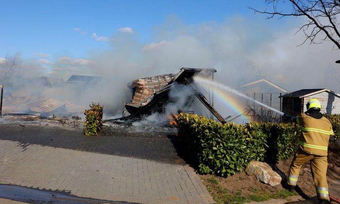 Vier chalets zijn donderdagmiddag door de brand volledig verwoest.