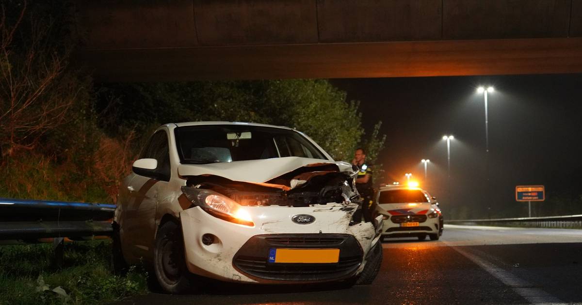 Auto botst tegen vangrail op A27 bij Bavel, bestuurster nagekeken in ambulance