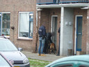In Almelo werd bij een zoeking in één van de woningen een drugshond ingezet.