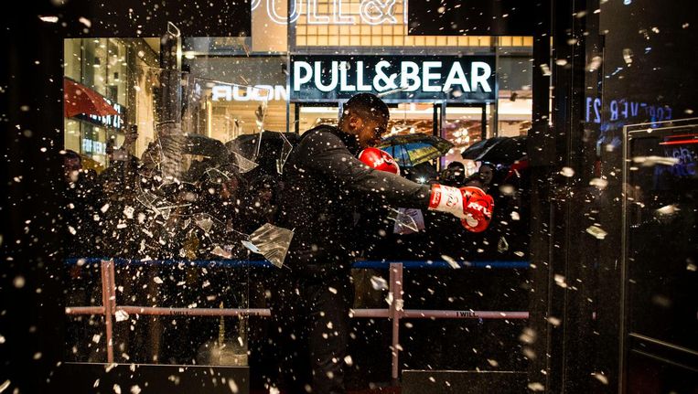 Bokser Anthony Joshua Opent Sportwinkel Under Armour Het Parool bokser anthony joshua opent sportwinkel