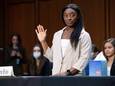 Simone Biles wordt ingezworen in de zaak tegen Larry Nassar.