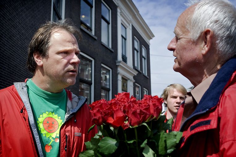 Spekman deelt rozen uit bi de verkiezingen in 2011. Beeld Nederlandse Freelancers