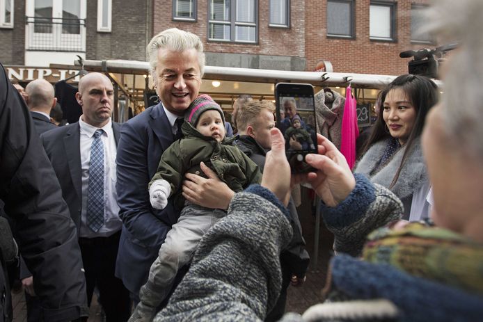 PVV-leider Geert Wilders voert samen met de lokale lijsttrekker Shirley Soenjoto campagne voor de gemeenteraadsverkiezingen op de Koemarkt in Purmerend. Foto Olaf Kraak
