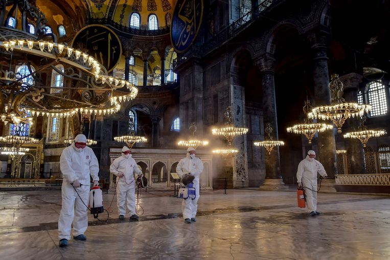 De Hagia Sophia-moskee in Istanbul wordt gedesinfecteerd.  Beeld AFP