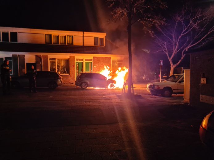 Een auto aan de Snoystraat in Gouda vatte vlam zondagochtend.