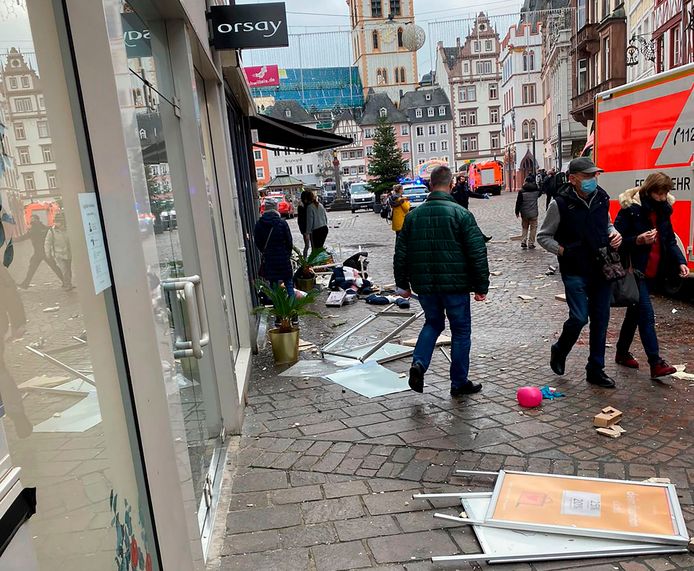 De ravage is groot in Trier na de dolle rit van een 51-jarige chauffeur.