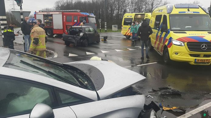 Veel schade na de aanrijding op de kruising van de Afinkstraat met de Auke Vleerstraat.