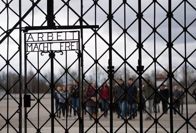 Groep Finse mannen die Hitlergroet brengen in concentratiekamp aangeklaagd