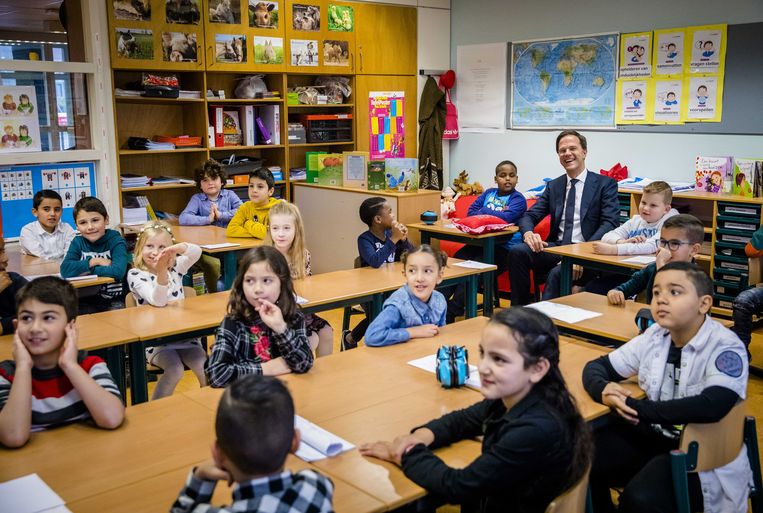 Premier Rutte bezoekt basisschool De Kameleon in Den Haag in 2017. Beeld EPA