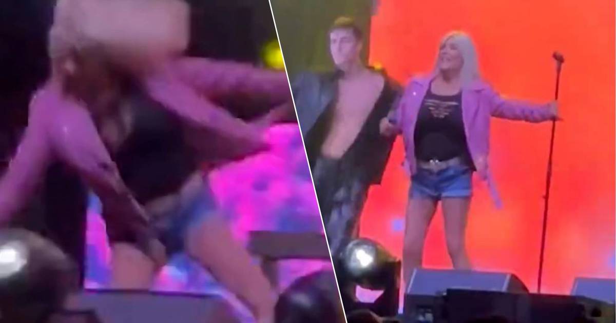 KIJK. Ex-toplessmodel Samantha Fox smakt tegen grond tijdens optreden