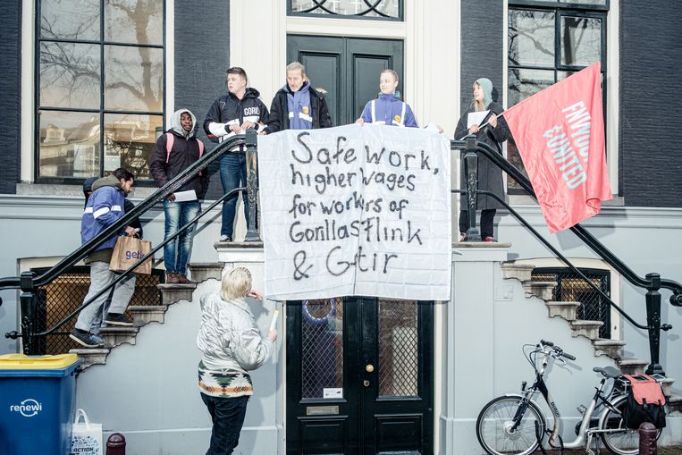 Protest flitskoeriers: ‘Wij moeten overal op tijd zijn, maar de salarissen zijn dat niet’