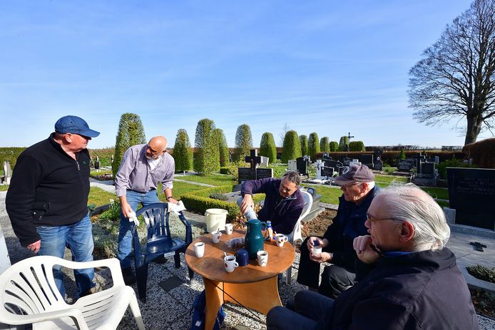 Koffiemoment tussen de zerken op de begraafplaats van De Heen. Beheerder Leo Heijnen schenkt in.