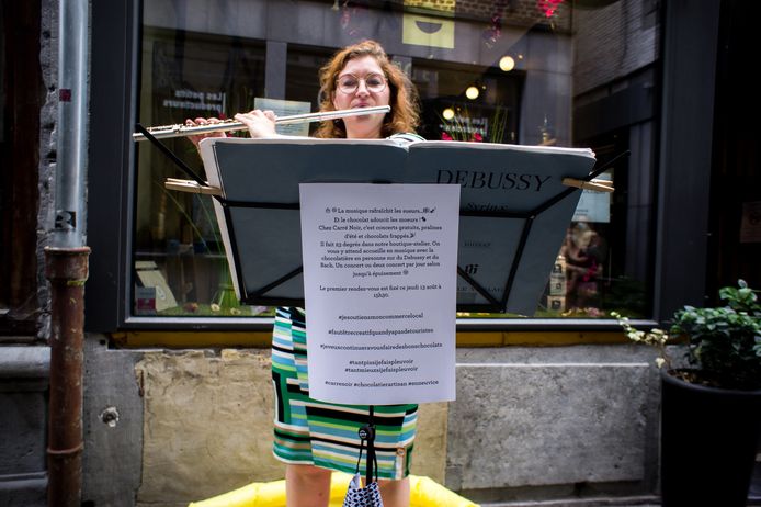 Mélanie demande aux passant de soutenir les commerces locaux.