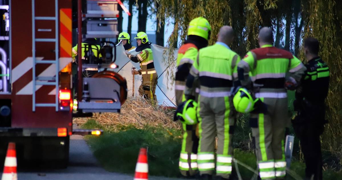 Verkeersongeluk in Gellicum: persoon overleden, auto in berm.