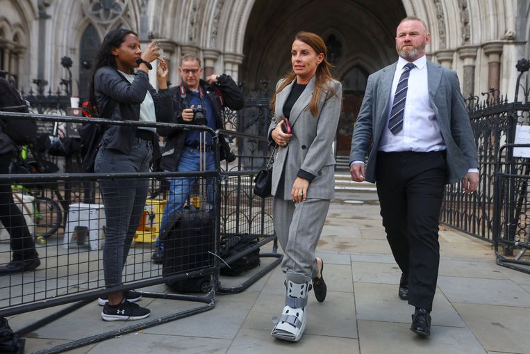 Coleen Rooney verlaat de rechtbank met haar echtgenoot Wayne Rooney. Beeld REUTERS
