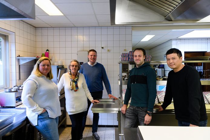 Janny van Coeverden  (tweede van links), zoon Remco Oudelaar en Patricia Scharenborg van restaurant Evers met de nieuwe eigenaren Maurice Schut en Wen Dong Hu.