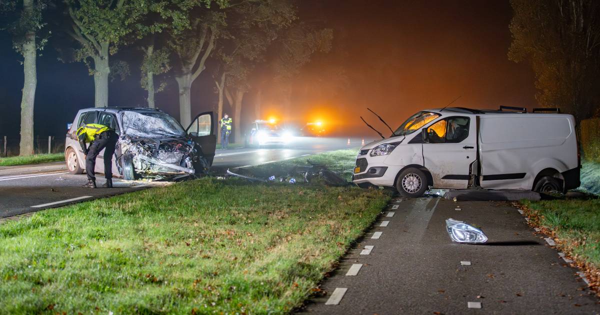 Twee zwaargewonden bij frontale botsing tussen busje en auto op N332 bij Raalte.