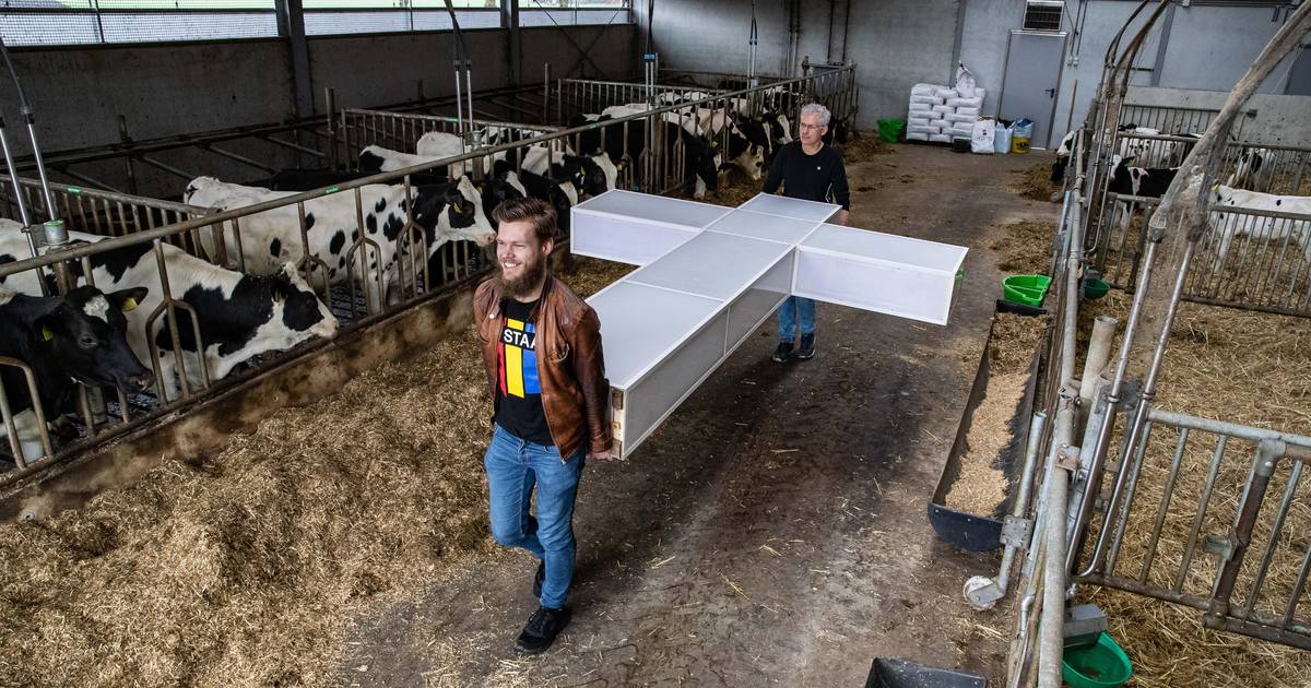 automonteur-john-als-jezus-tegenover-student-ruben-als-judas-in-the
