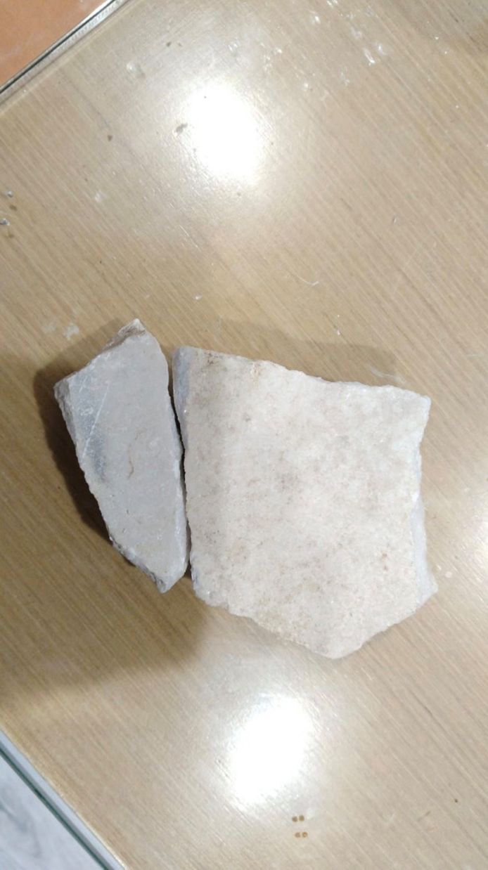 Twee stenen die de Vlaamse toeriste Kim vond op een strand aan haar hotel in Turkije.