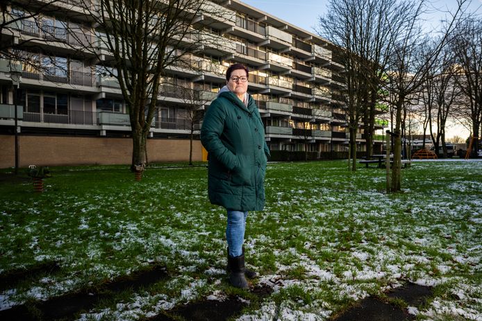 Ellen Abbenhuis woont aan de Heindijk in een flat waar ze van het gas af zijn, de energierekening is nu torenhoog.