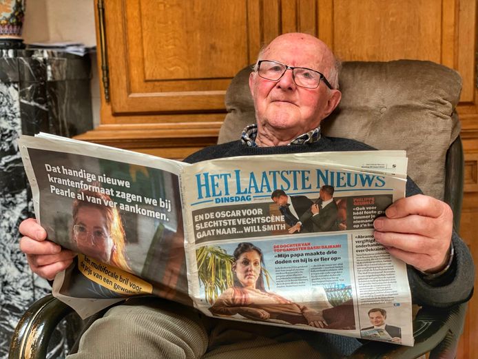 Trouwe lezer Marcel Peene (93) bekijkt goedkeurend de nieuwe krant van Het Laatste Nieuws