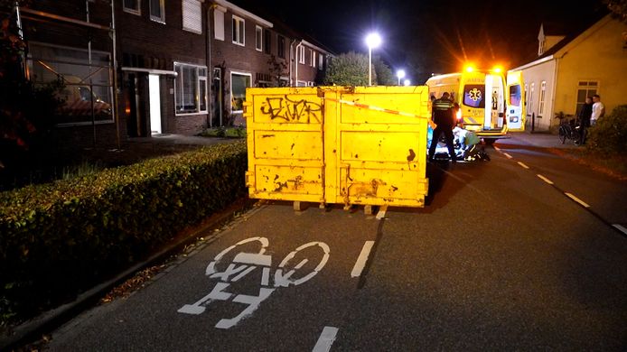Zaterdagnacht raakte een vrouw op een scooter gewond toen zij tegen een bouwcontainer botste op de Opwettenseweg in Nuenen.