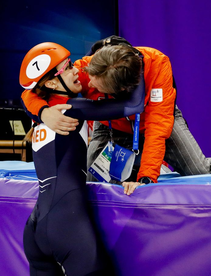 Suzanne Schulting valt Jeroen Otter in de armen na de 1000 meter.