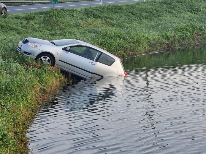 De auto slipte van de afrit van de A12 en belandde in het naastgelegen water.