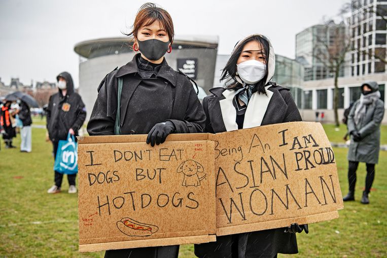 Nederlanders van Aziatische afkomst demonstreren op het Museumplein tegen discriminatie. Beeld Guus Dubbelman / de Volkskrant