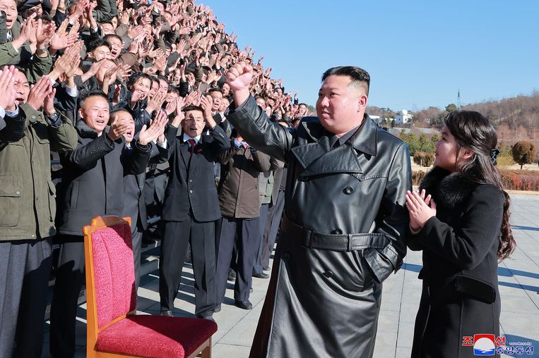 De Noord-Koreaanse leider Kim Jong-un en zijn dochter bij een ontmoeting met wetenschappers die betrokken zijn geweest bij de ontwikkeling van de ‘Hwasong-17’-langeafstandsraket die vorige week vrijdag werd gelanceerd. Beeld AFP