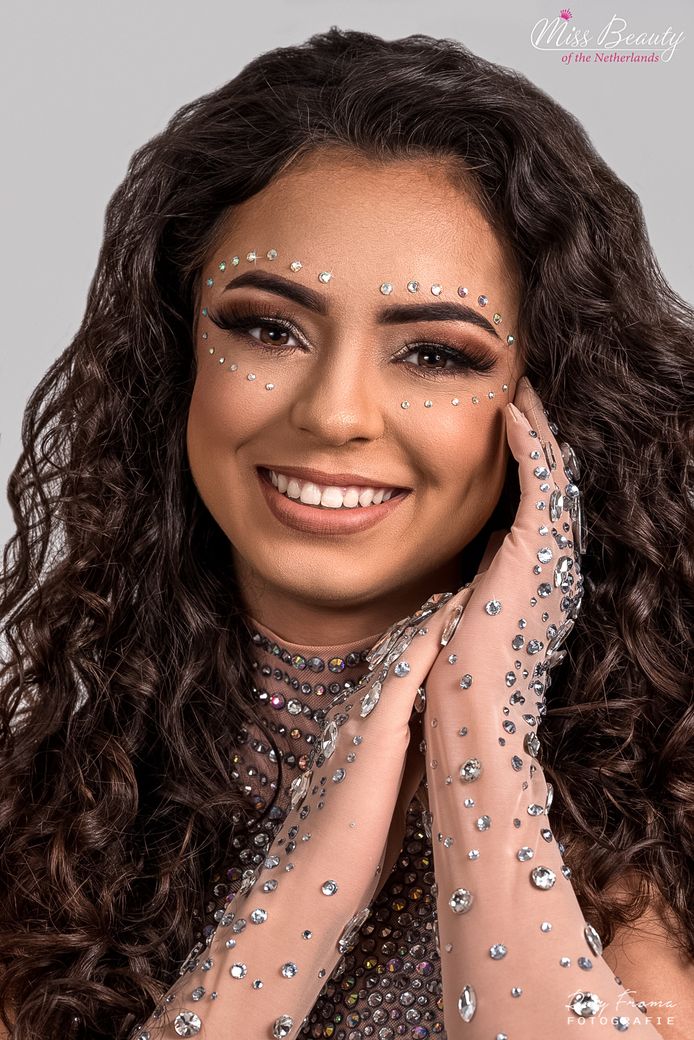 Thaliya la Cruz uit Meppel is een van de twaalf finalisten voor de verkiezing van Miss Teen of The Netherlands.