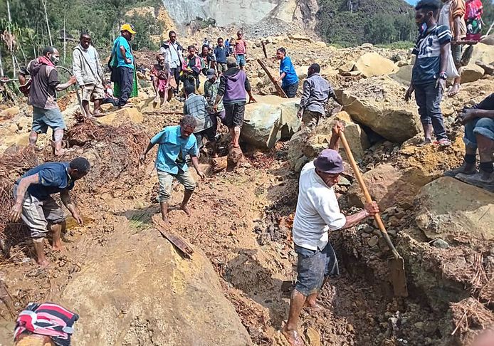 Mensen graven op de plaats van een aardverschuiving in het dorp Yambali in de regio Maip Mulitaka, in de provincie Enga in Papoea-Nieuw-Guinea.