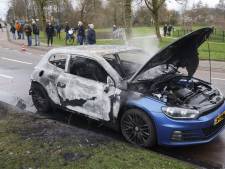 Brand verwoest auto in Elburg, oorzaak niet bekend