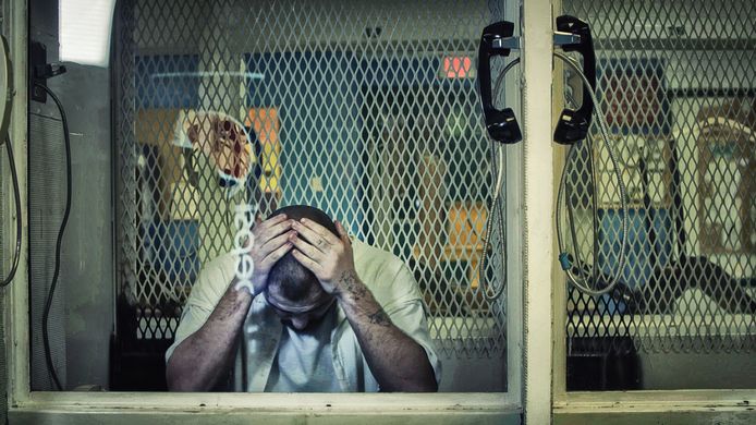 Clinton Young op death row in Texas. Hij heeft al bijna twintig jaar geen menselijk contact meer gehad. Aanrakingen zijn verboden, bezoek zit achter een dikke glasplaat.