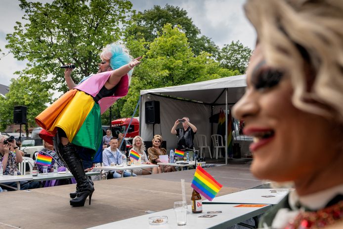 Merel Ivens als Lolo Bottoms op het Burchtplein in Heusden tijdens het dragqueenfestival. ,,Het is een openbaring voor mij hoe de andere sekse naar mannen kijkt."