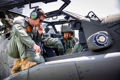 Koning vliegt mee met Apache tijdens laagvliegoefening: ‘Wat we hier doen, kan in Nederland niet’