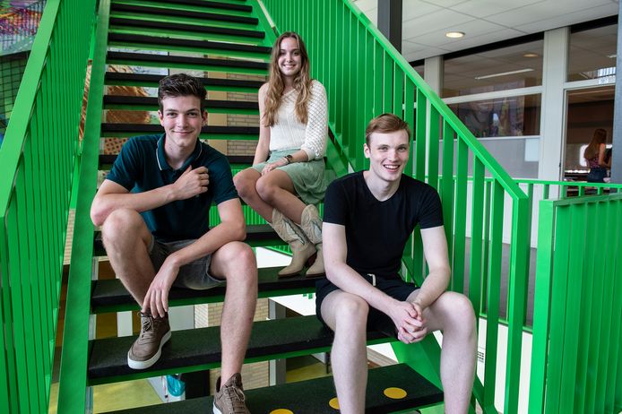 Drie geslaagden uit klas havo 5f van mentor Erik Schilder van de KSE in Etten-Leur:  (vlnr) Thomas Post, Roos Verheijen en Ralph van Sundert.
